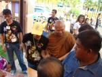 ตักบาตรข้าวสารอาหารแห้งกับหลวงพ่ออลงกต