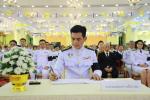 พิธีถวายราชสักการะสรงน้ำพระบรมศพ เบื้องหน้าพระฉายาลักษณ์และล