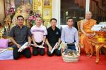 กราบนมัสการและมอบกระเช้าสวัสดีปีใหม่แด่เจ้าอาวาสวัดหลวงพ่ออี